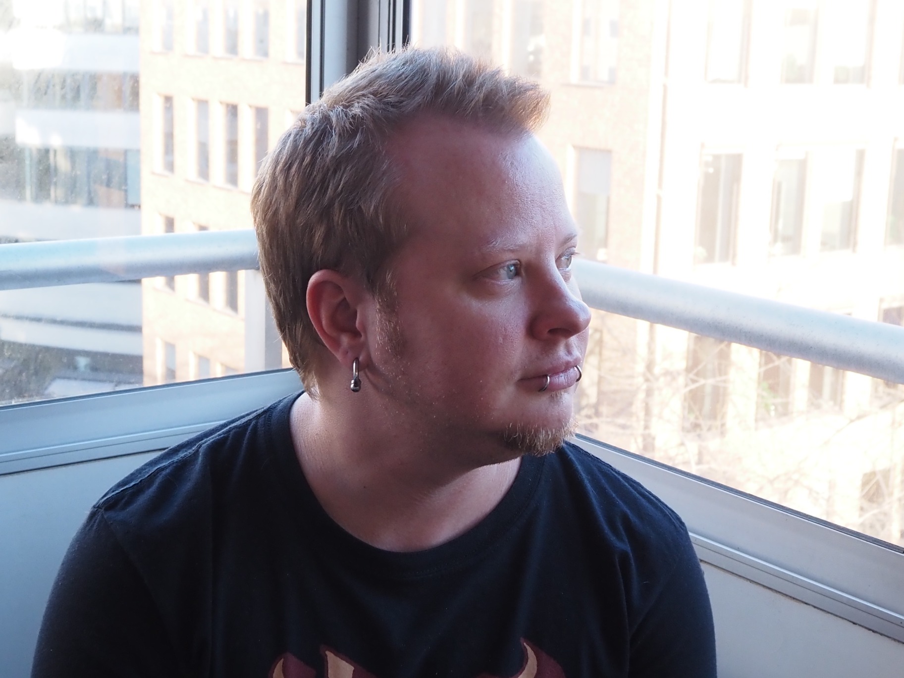 En porträttbild på en person som sitter på en balkong