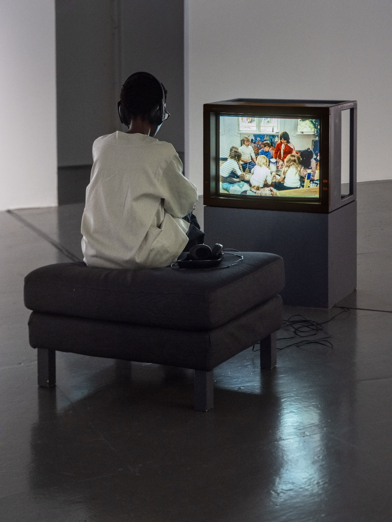Person som tittar på videoinstallation med arkivmaterial från Don Cherry.